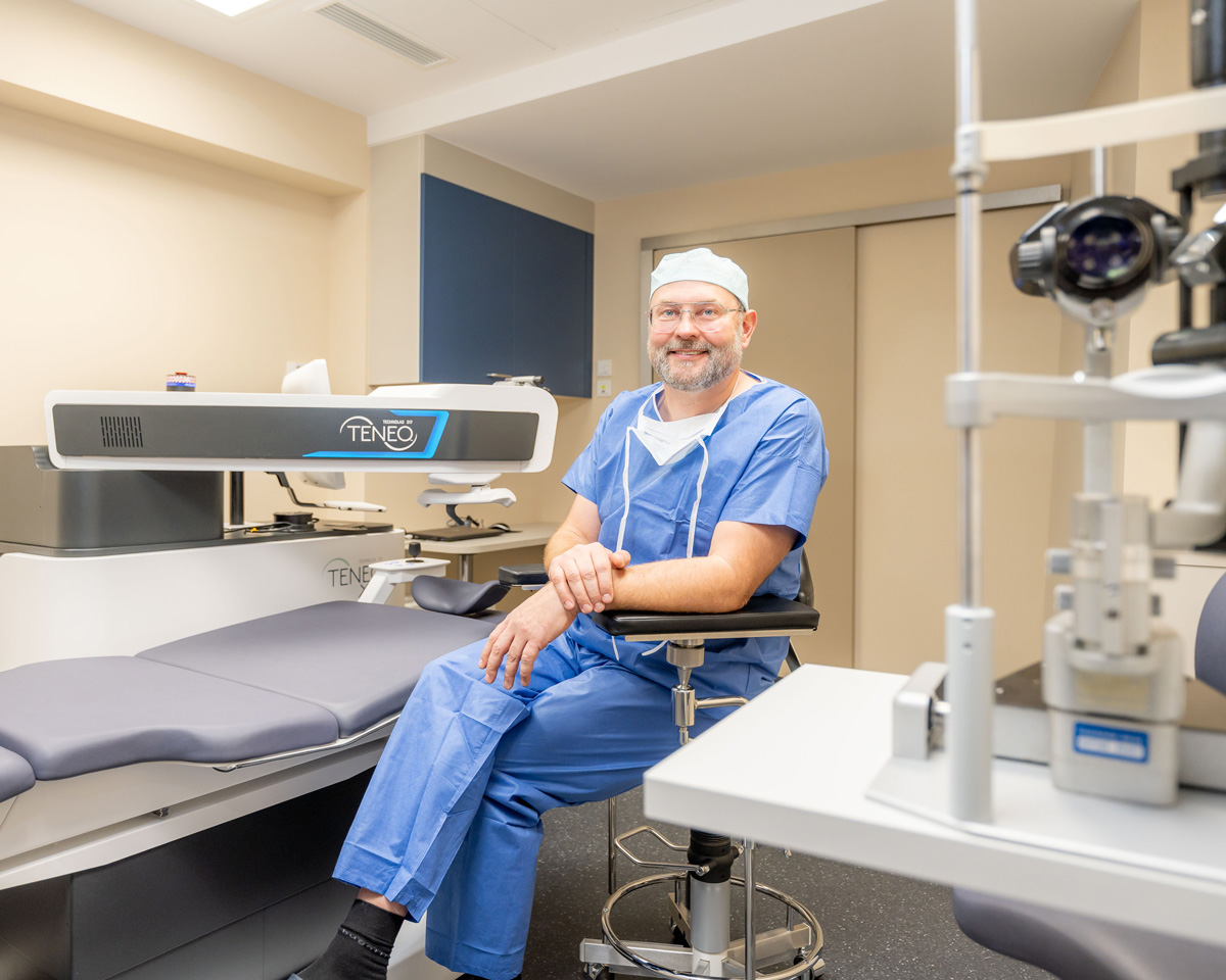 Dr Mette im Operationsraum der Augenarztpraxis